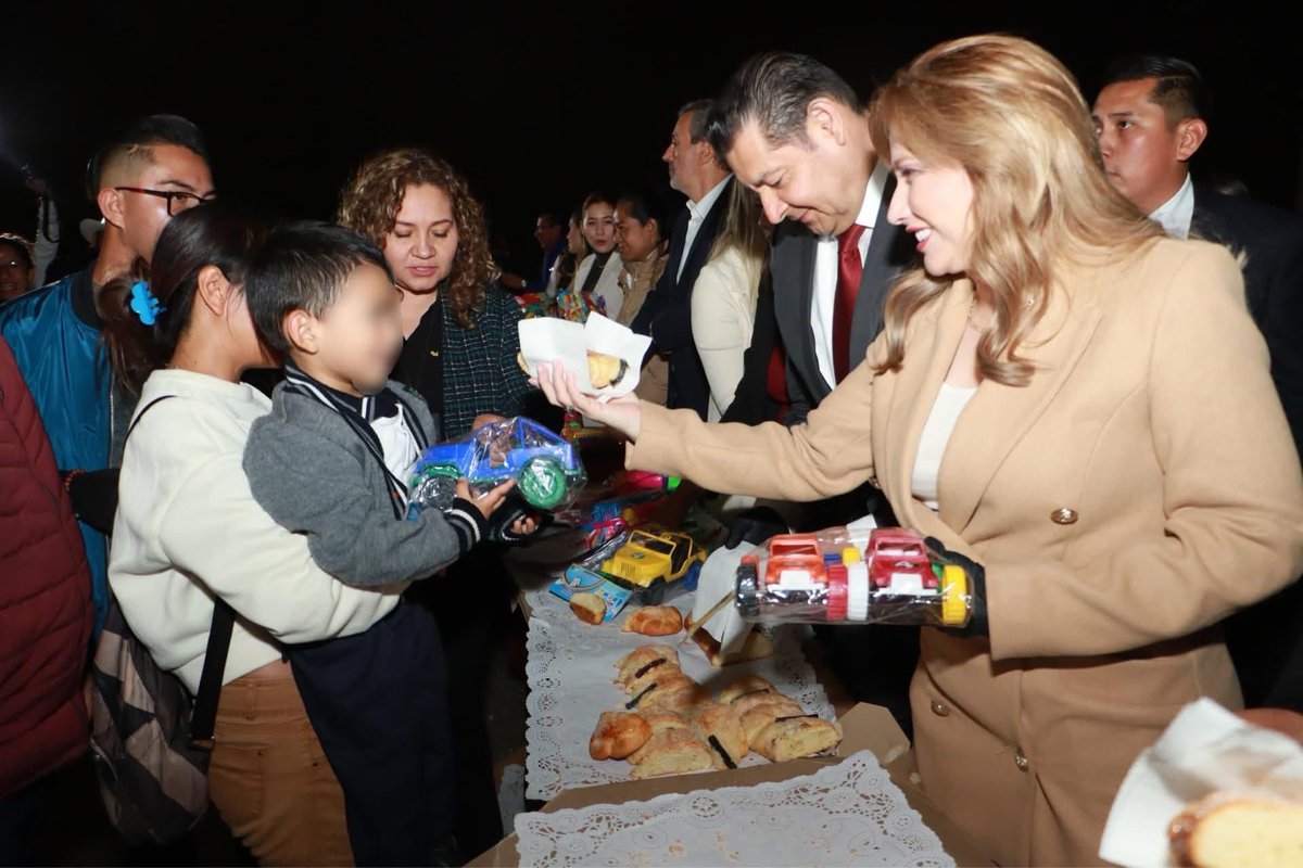 MariaHurtadoPue's tweet photo. 🌸✨Nuestro #Gobernador Alejandro Armenta nos comparte la experiencia a través de los regalos, diversión y la MEGA ROSCA DE REYES MAGOS🥯 en el Festival Navideño “Por Amor A Puebla” ✨🌸👏🏻
#PorAmorAPuebla🫶🏽
#PensarEnGrande
#MariaTeresaHurtado #puebla #mexico https://t.co/37LHy2TmCm