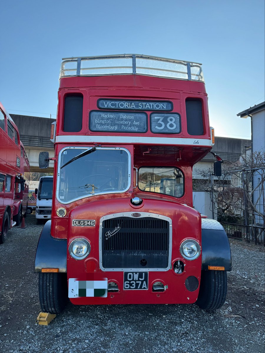 umayatrans's tweet photo. 1958年式ブリストルロデッカ…
ご縁あって運転させて頂くことになりました
ノンシンクロギアBOX(通称クラッシュBOX)&amp;マンパワーステアリング&amp;マンパワークラッチ😵
先月初めて運転した時は…玉砕半べそ😭
過去最強レベルの挫折感。本日リベンジ自主練。女神がちょっとだけ微笑んでくれた🤩 https://t.co/CPwHOJHme4