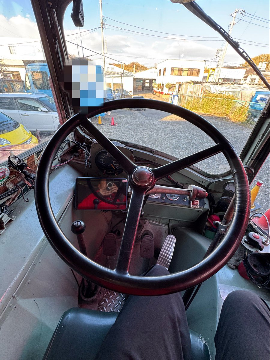 umayatrans's tweet photo. 1958年式ブリストルロデッカ…
ご縁あって運転させて頂くことになりました
ノンシンクロギアBOX(通称クラッシュBOX)&amp;マンパワーステアリング&amp;マンパワークラッチ😵
先月初めて運転した時は…玉砕半べそ😭
過去最強レベルの挫折感。本日リベンジ自主練。女神がちょっとだけ微笑んでくれた🤩 https://t.co/CPwHOJHme4