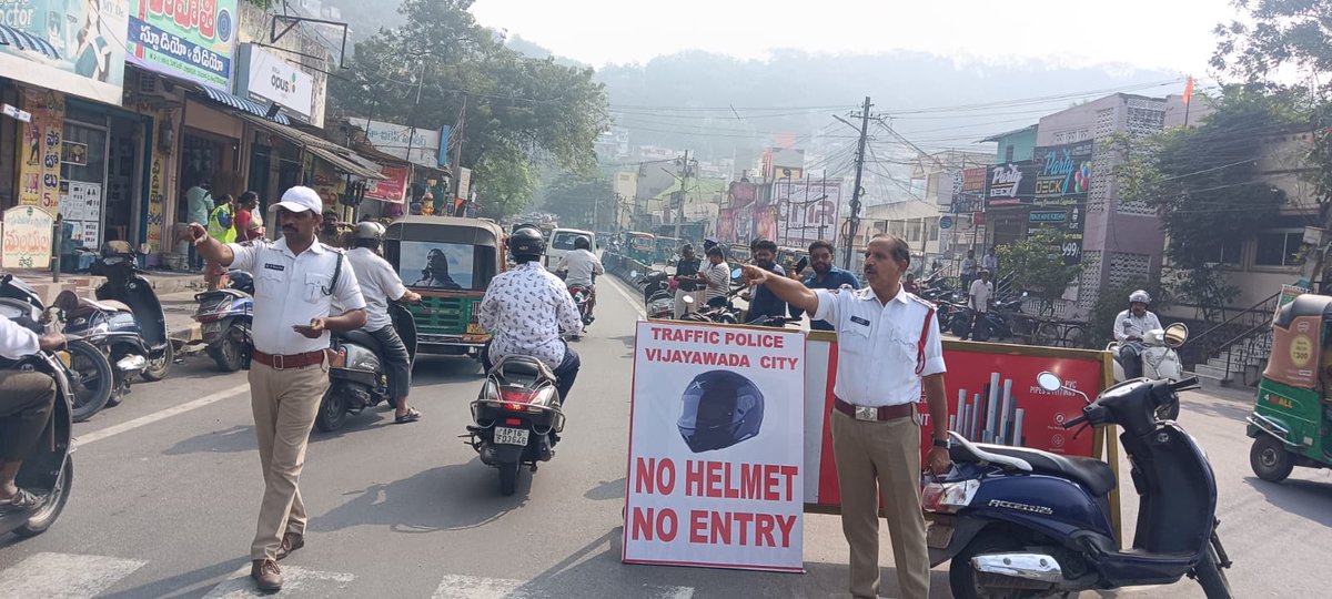 VjaCityPolice's tweet photo. హెల్మెట్ ఆవశ్యకతపై మరియు పెండింగ్ ట్రాఫిక్ చలాన్ల విషయంపై నగరంలో విస్తృతంగా తనిఖీలను నిర్వహిస్తున్న ఎన్.టి.ఆర్.జిల్లా పోలీసులు.
#helmetdrive #FollowTrafficRules #wearhelmet #DriveSafeLiveSafe (1/2) https://t.co/E3M5YYlXPh