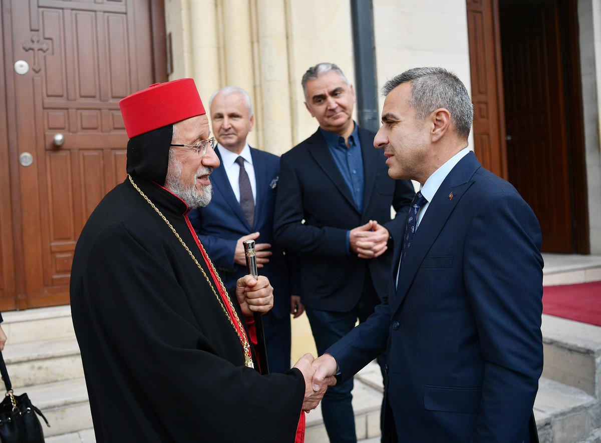 Süryani Ortodoks Cemaati Ruhani Lideri Sn. Seyidna Yusuf Çetin,Süryani Kadim Vakıf Başkanı Sn.Kenan Gürdal ve yönetimini ziyaret edip,yeni yılını kutladım.Osmanlı’dan günümüze birlik ve beraberliğimizin güzel yansıması olan Beyoğlu'nda,insan odaklı yönetim anlayışı içinde samimi