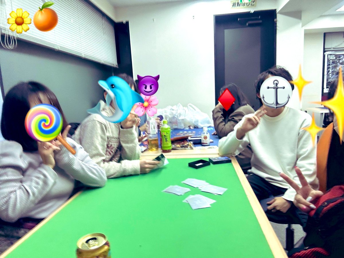 Colours_1127's tweet image. 今日はボドゲカフェに集まって新曲チームメンバーで新年会しました🎍🌅今年もCOLORを宜しくお願いします😈💮🍭🍊🌸⚓️✨♦️🐬