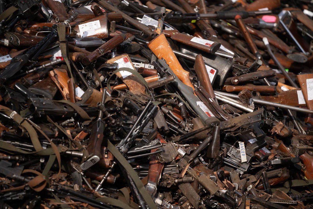 Evitar que las armas lleguen a manos de delincuentes es un punto central de nuestra estrategia de seguridad, y por ello hoy estamos destruyendo más de 24 mil armas y accesorios incautados y entregados voluntariamente en 2024. El 30% de todas las armas eliminadas desde 1990 hasta