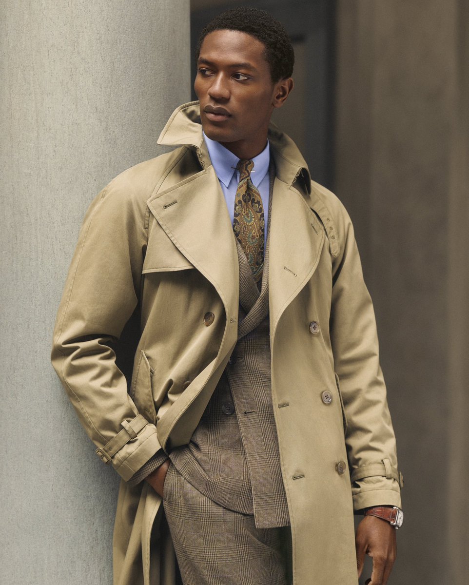 RalphLauren's tweet photo. Defined by its subtle overcheck, Ralph Lauren’s #KentJacket is hand-tailored by Magee 1866 using wool, cashmere, and mulberry silk.
Styled with the #RLStirrup and Bedford duffel.
Explore the Pre-Spring 2025 Kent Handmade Plaid Wool-Blend Suit: https://t.co/sMGDyNFvhz https://t.co/OddAASBvtw