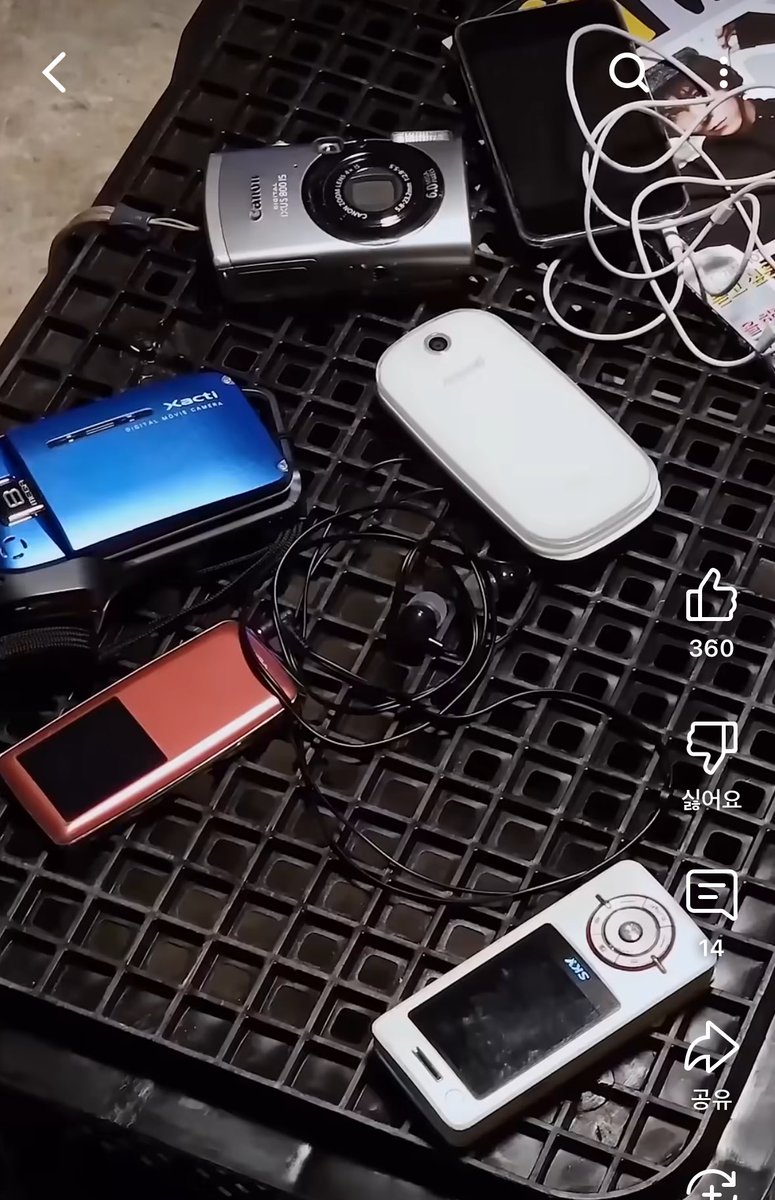 저 폴더폰 에프티 데뷔 3년차쯤에 나온 거 아니냐고
고증 더 해줘요