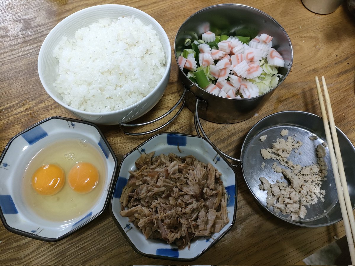 kkg1027's tweet photo. 正月用に作った角煮を一斉処分するため、鉄鍋をカンカン鳴らしながら振り回して炒飯作り。
ウェイパー、日本酒、醤油で味付け https://t.co/SfJEgLdfhR