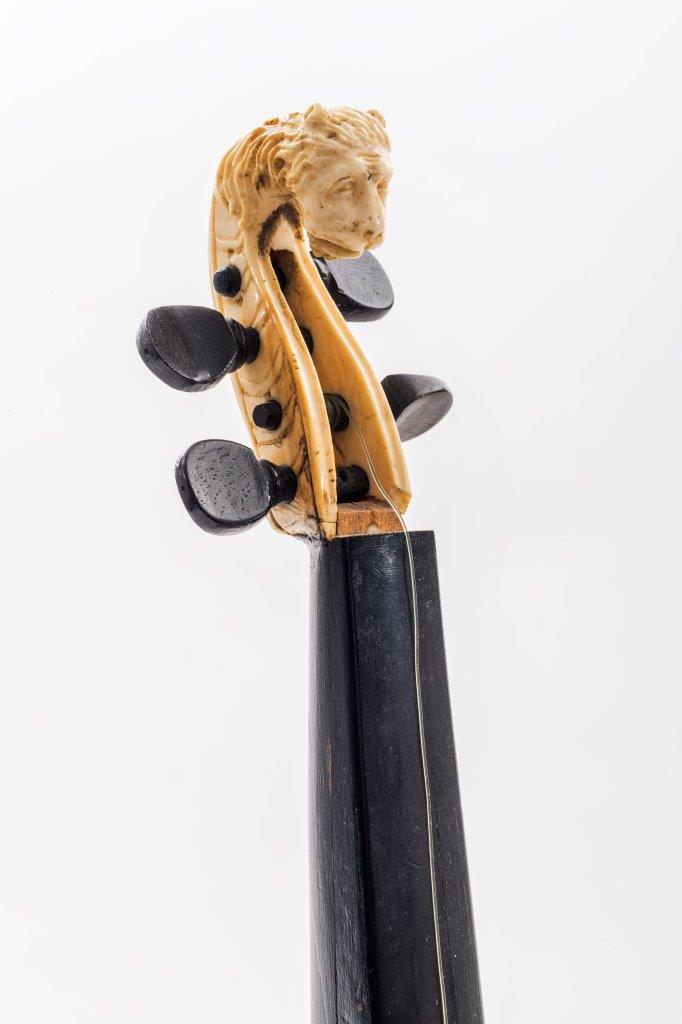 This pocket fiddle, acquired by the MIM in 1879, was stolen during an exhibition in Paris in 1969. Last summer, it resurfaced at an auction and was returned to the museum. It is now featured in our 'In the spotlight' section! Read more: 👉tinyurl.com/57z45msf