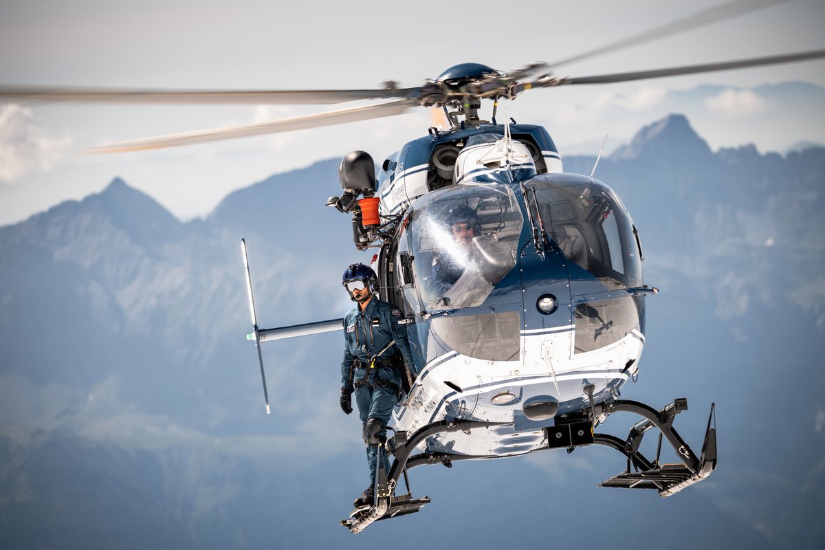 Refus d'obtempérer : une voiture percute un véhicule de gendarmerie. 
Mobilisation d'un hélicoptère des #FAGN.
Individus interceptés.

#gendamerienationale #forcesaeriennesgendarmerie