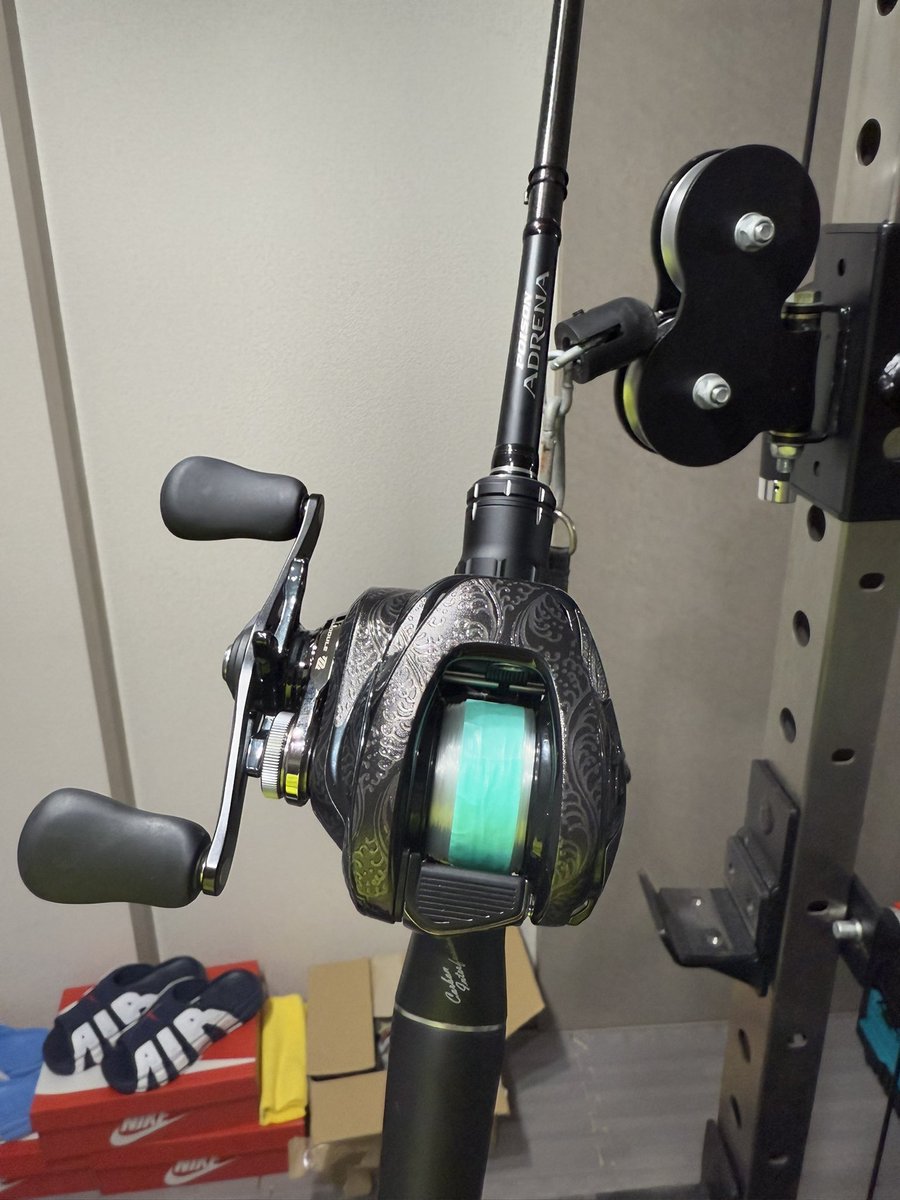 dorami9009's tweet photo. たまには釣具もカスタム🎣
ただのステッカーチューンですが🤣💦
#シマノ
#24メタニウムDC
#wanee's https://t.co/ye5jDWKFC6