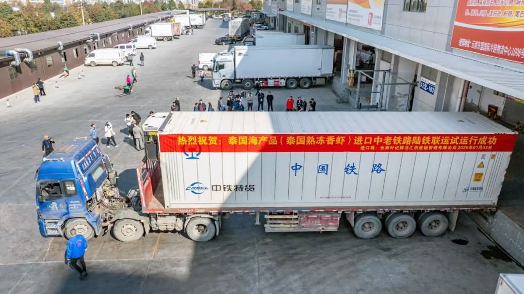 HarmonyYunnan's tweet image. On January 3, a China-Laos Railway &quot;Lancang-Mekong Express&quot; carrying 24 tons of Thai cooked frozen shrimp arrived in Kunming, marking the start of the pilot transportation of chilled aquatic products on the China-Laos Railway. 
#AquaticProducts #ImportandExportTrade