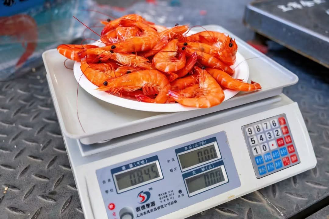 HarmonyYunnan's tweet image. On January 3, a China-Laos Railway &quot;Lancang-Mekong Express&quot; carrying 24 tons of Thai cooked frozen shrimp arrived in Kunming, marking the start of the pilot transportation of chilled aquatic products on the China-Laos Railway. 
#AquaticProducts #ImportandExportTrade