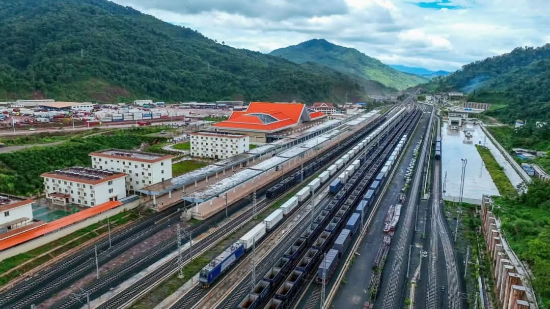 HarmonyYunnan's tweet image. On January 3, a China-Laos Railway &quot;Lancang-Mekong Express&quot; carrying 24 tons of Thai cooked frozen shrimp arrived in Kunming, marking the start of the pilot transportation of chilled aquatic products on the China-Laos Railway. 
#AquaticProducts #ImportandExportTrade