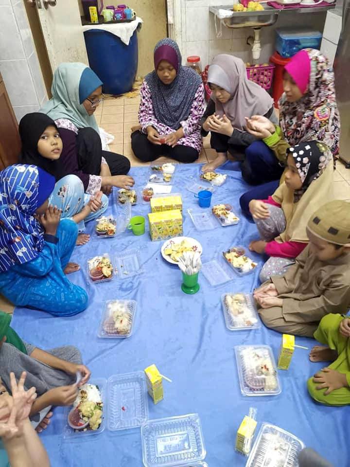 bumbungehsan's tweet photo. Untuk rumah PERTAMA bagi tahun 2025, kami berhasrat buka bantuan untuk rumah Anak Yatim & Asnaf Pusat Jagaan Mesra Assalam ✨

Rumah ni terletak di Puchong. Dengan keadaan rumah ni yang tak seberapa, adik2 ni cuma mampu bertahan duduk sini kerana tiada pilihan untuk berlindung di tempat lain.

Hanya ini lah tempat untuk berteduh dan mereka membesar. Rumah ni dibiayai oleh pengasasnya yang berhati murni, tapi mereka sentiasa kekurangan dana untuk tampung kos bulanan anak2 ni.

Jadi kami ingin menjemput orang ramai untuk turut serta bersama kami dalam membantu mereka dalam bentuk sumbangan makanan. Ayuh bantu semua anak yatim disini! 

Sedekah Makanan Anak Yatim :
Klik 👉 https://t.co/WxOjNvQ7pI