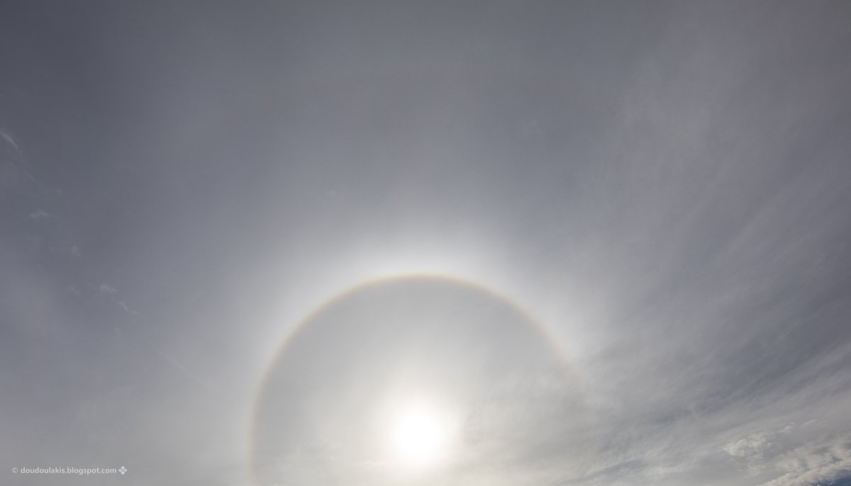 csath's tweet image. A while ago over Athens. 22 deg halo, supralateral arc, circumzenithal arc and faint upper tangent arc. #StormHour @StormHour