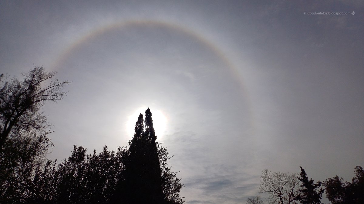 csath's tweet image. A while ago over Athens. 22 deg halo, supralateral arc, circumzenithal arc and faint upper tangent arc. #StormHour @StormHour