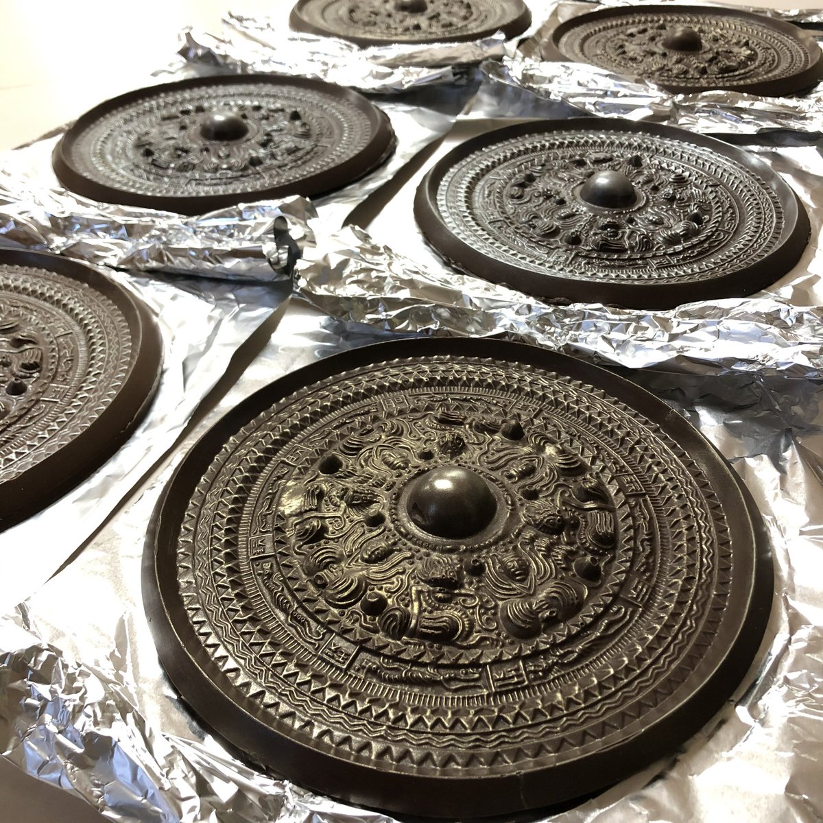 福井の冬の風物詩である三角縁神獣鏡のチョコレプリカ作りワーク