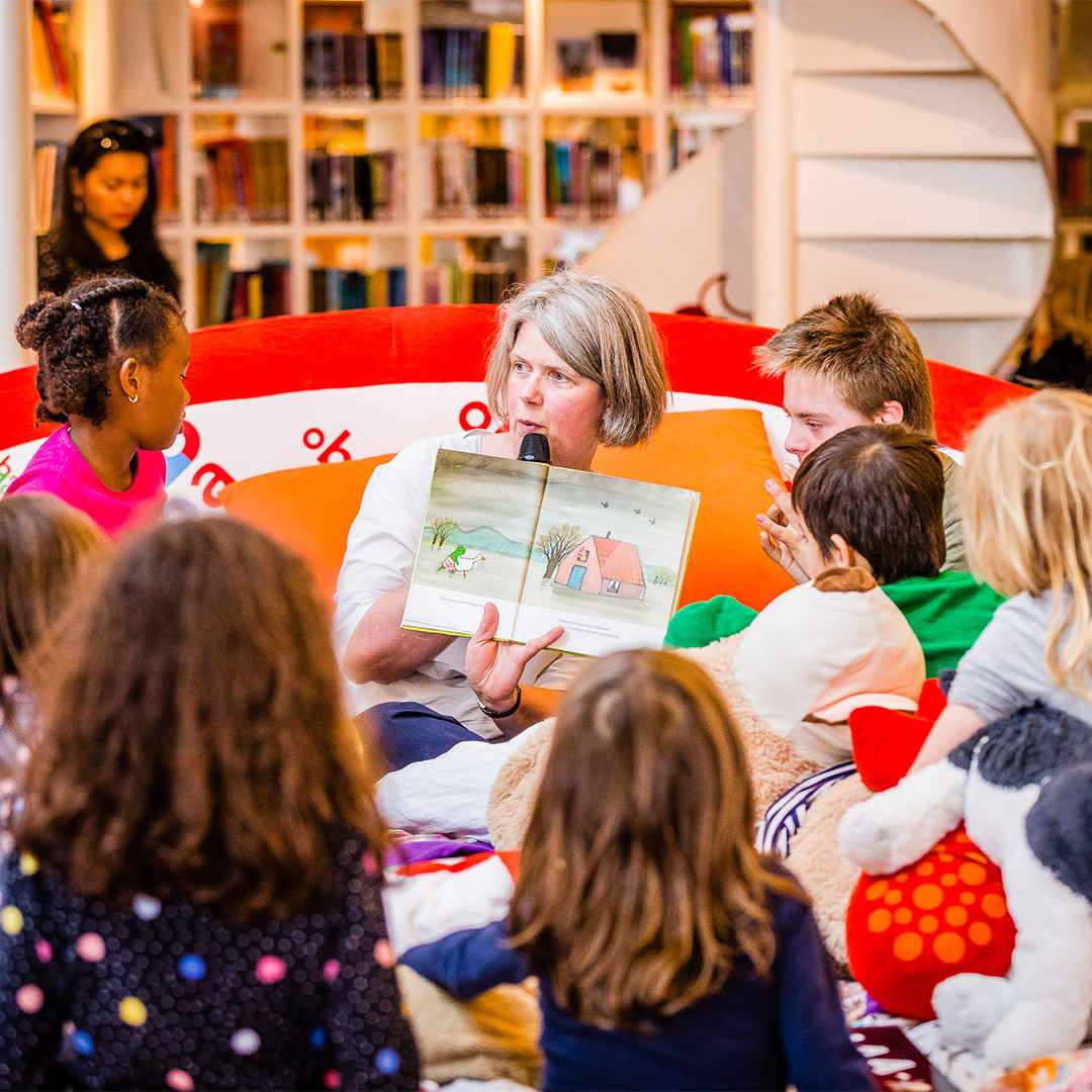 Kom naar een van onze vele voorleesuurtjes in januari ❤️ Benieuwd wanneer er in jouw OBA wordt voorgelezen? Bekijk de agenda op onze website: bit.ly/4fL9zN5