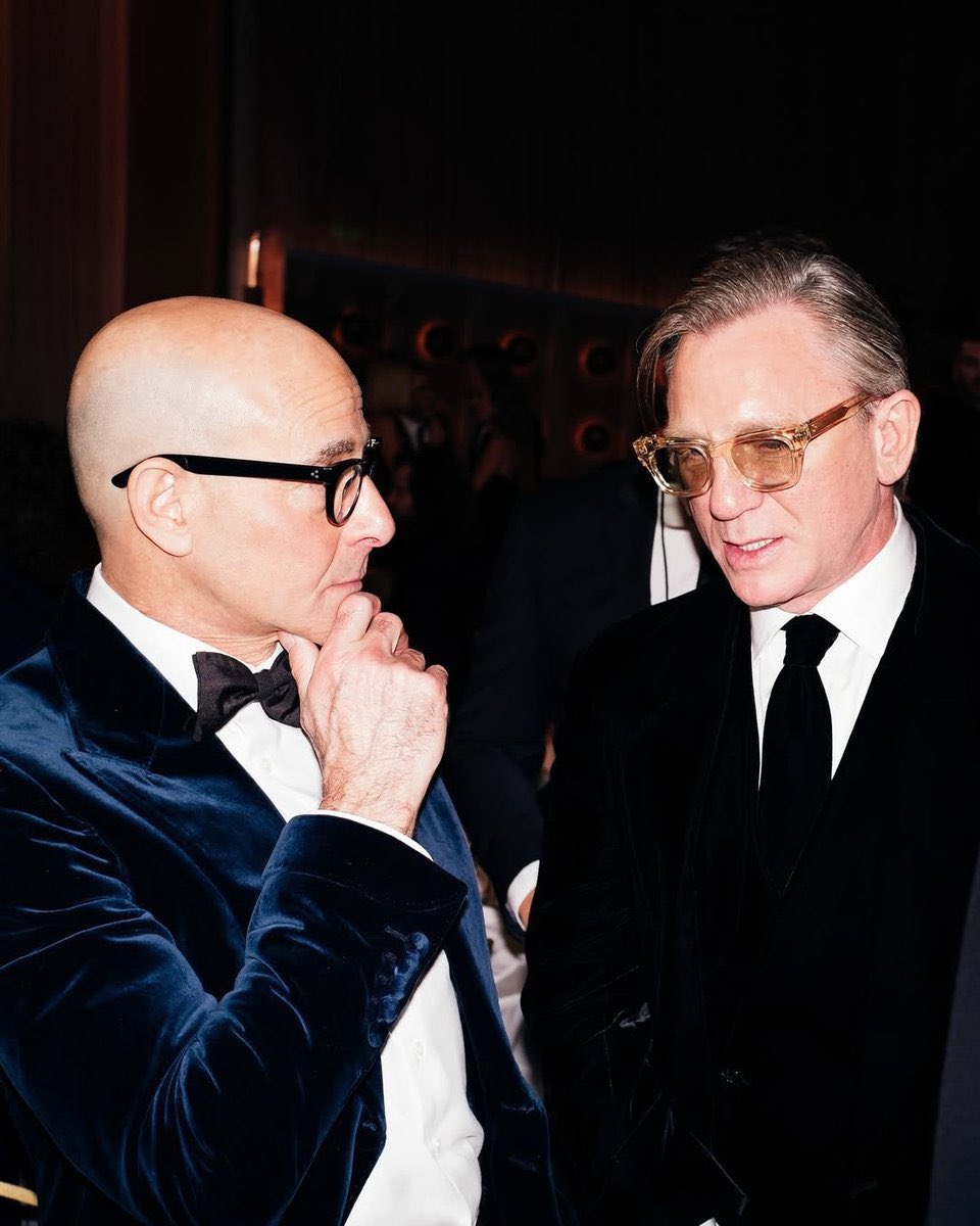 Daniel Craig ao lado de Stanley Tucci durante a cerimônia de premiação do #GoldenGlobes no último domingo (05), em Los Angeles.