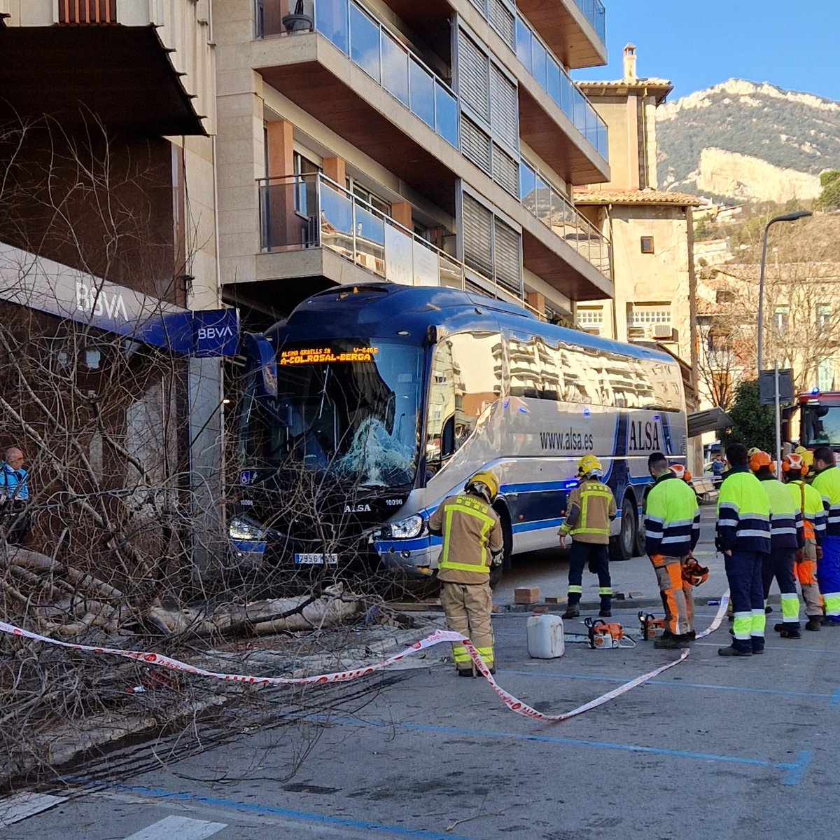 PetrizSamuel's tweet photo. Cal esperar que morim per traslladar l'estació de busos del Pg. de la Pau de Berga??? 😡#berga @AjuntamentBerga @gencat https://t.co/zwGgvfTQ1l