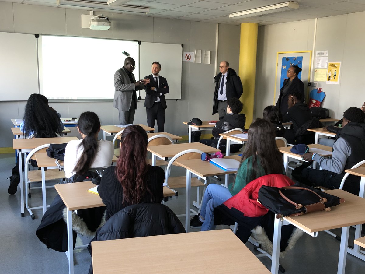 Académie de Versailles (@acversailles) on Twitter photo 📚 <a href="/OlivierWambecke/">Olivier Wambecke</a>, IA-DASEN du Val d'Oise, a rencontré la classe "prépa seconde" au lycée Mendès-France de Villiers-le-Bel.
Des échanges constructifs avec enseignants & élèves. Merci pour cette dynamique collective au service de l'orientation & du renfort des acquis des élèves! 📚 <a href="/OlivierWambecke/">Olivier Wambecke</a>, IA-DASEN du Val d'Oise, a rencontré la classe "prépa seconde" au lycée Mendès-France de Villiers-le-Bel.
Des échanges constructifs avec enseignants & élèves. Merci pour cette dynamique collective au service de l'orientation & du renfort des acquis des élèves!