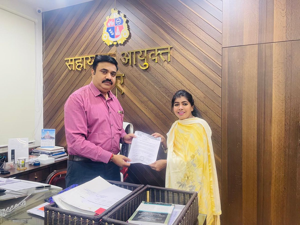 SanapSujata's tweet photo. फोर्ट, कुलाबा आणि क्राफर्ड मार्केट येथील नागरिकांच्या पाण्या बाबत समस्या सोडविण्यासाठी सहाय्यक आयुक्त ए विभाग यांची भेट घेतली व निवेदन दिले तसेच महापालिका आयुक्त, जल अभियंता व सहाय्यक अभियंता यांना सुद्धा पत्र देण्यात आले आहे
@AUThackeray @ShivSenaUBT_ @OfficeofUT @mybmc https://t.co/s43VyI4B4F