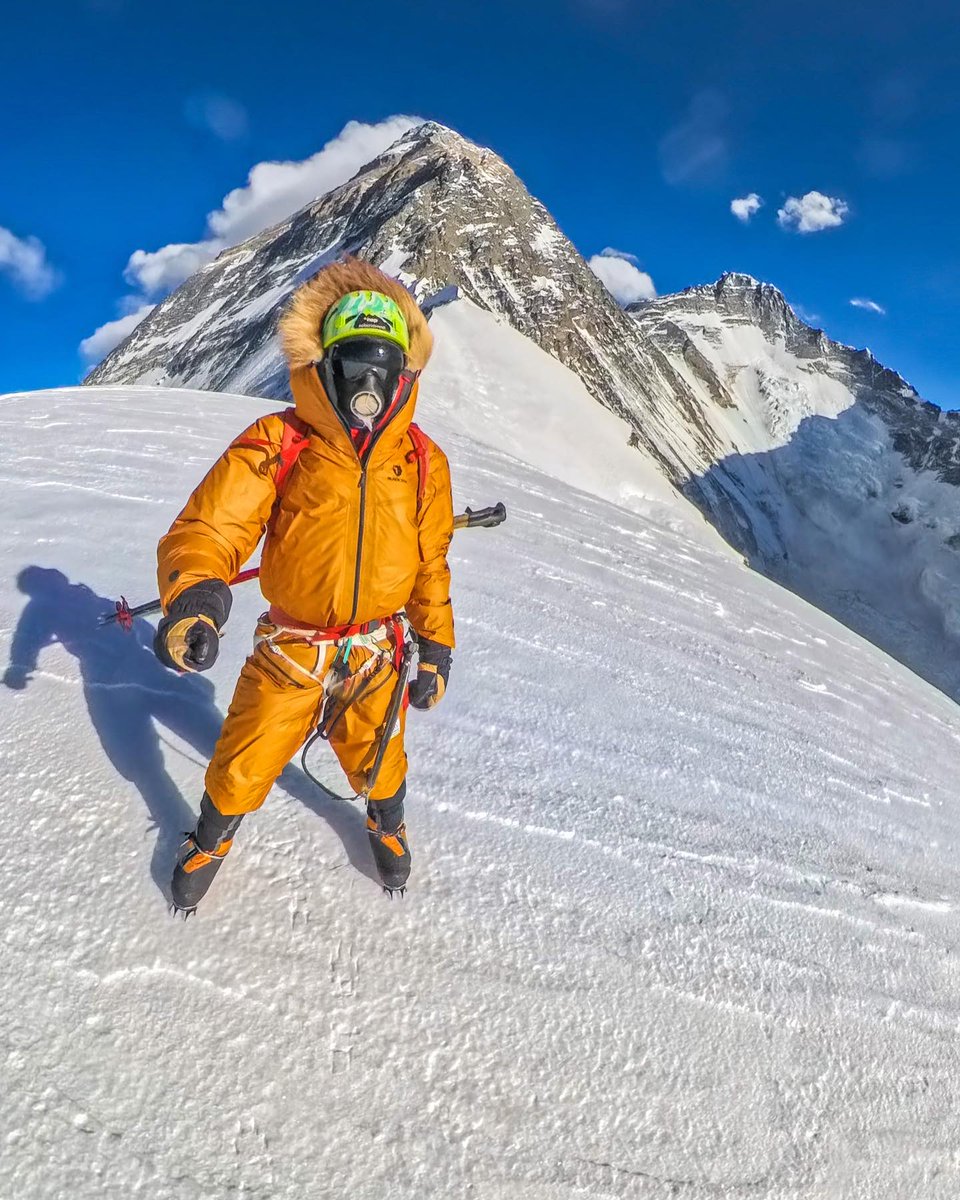 Contrary to what <a href="/CNN/">CNN</a> posted previously today, #Everest is not empty: Jost Kobusch of Germany is there (alone), he survived the earthquake that hit him in his tent at 5,700m on the mountain. I talked to him 30 minutes ago. Selfie by Jost Bobusch on the West ridge of Everest last
