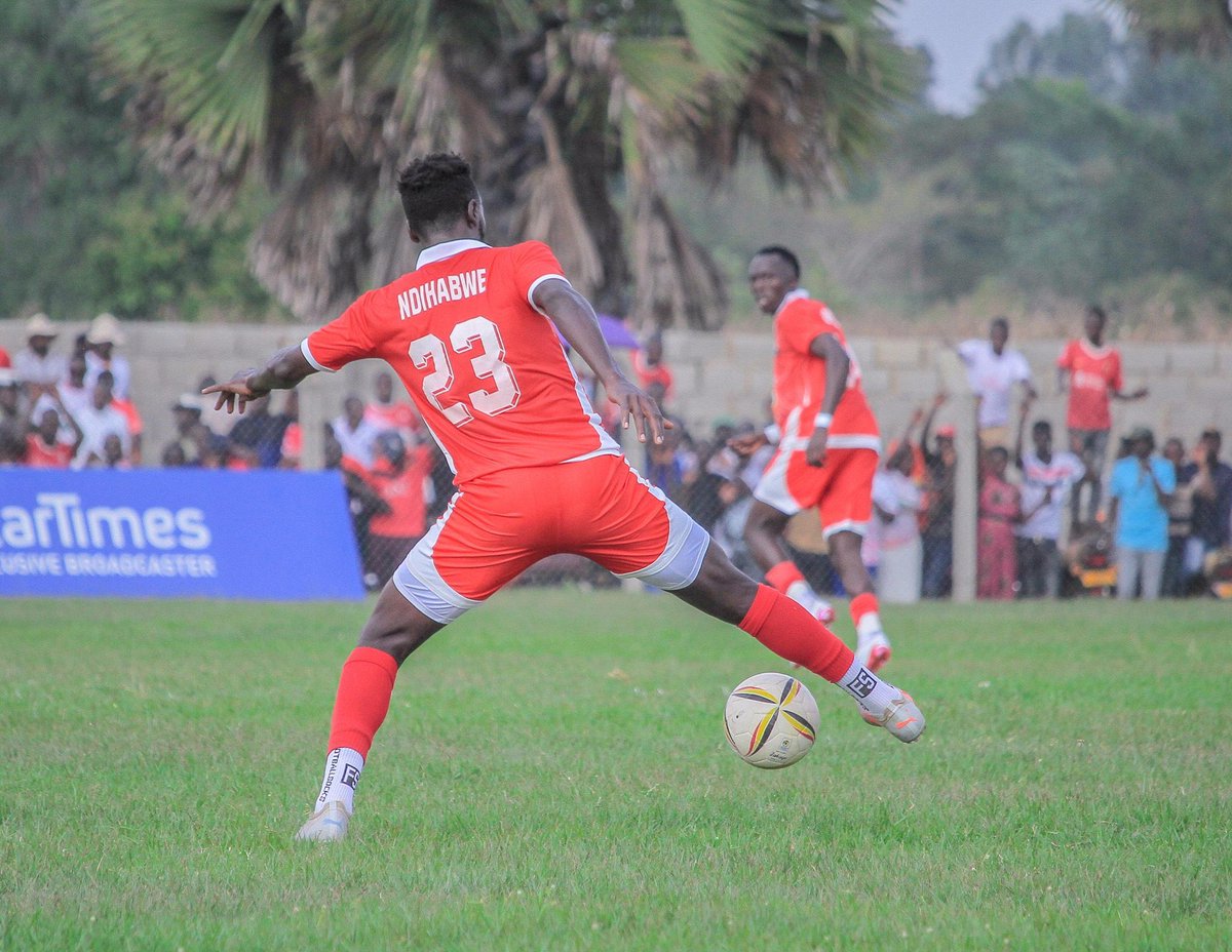 FUFARadio's tweet image. Goal! Kitara FC 1-0 SC Villa (90+2mins)

Nyanzi scores for the home side

#KITSCV | #StarTimesUPL | #TheFootballRadio