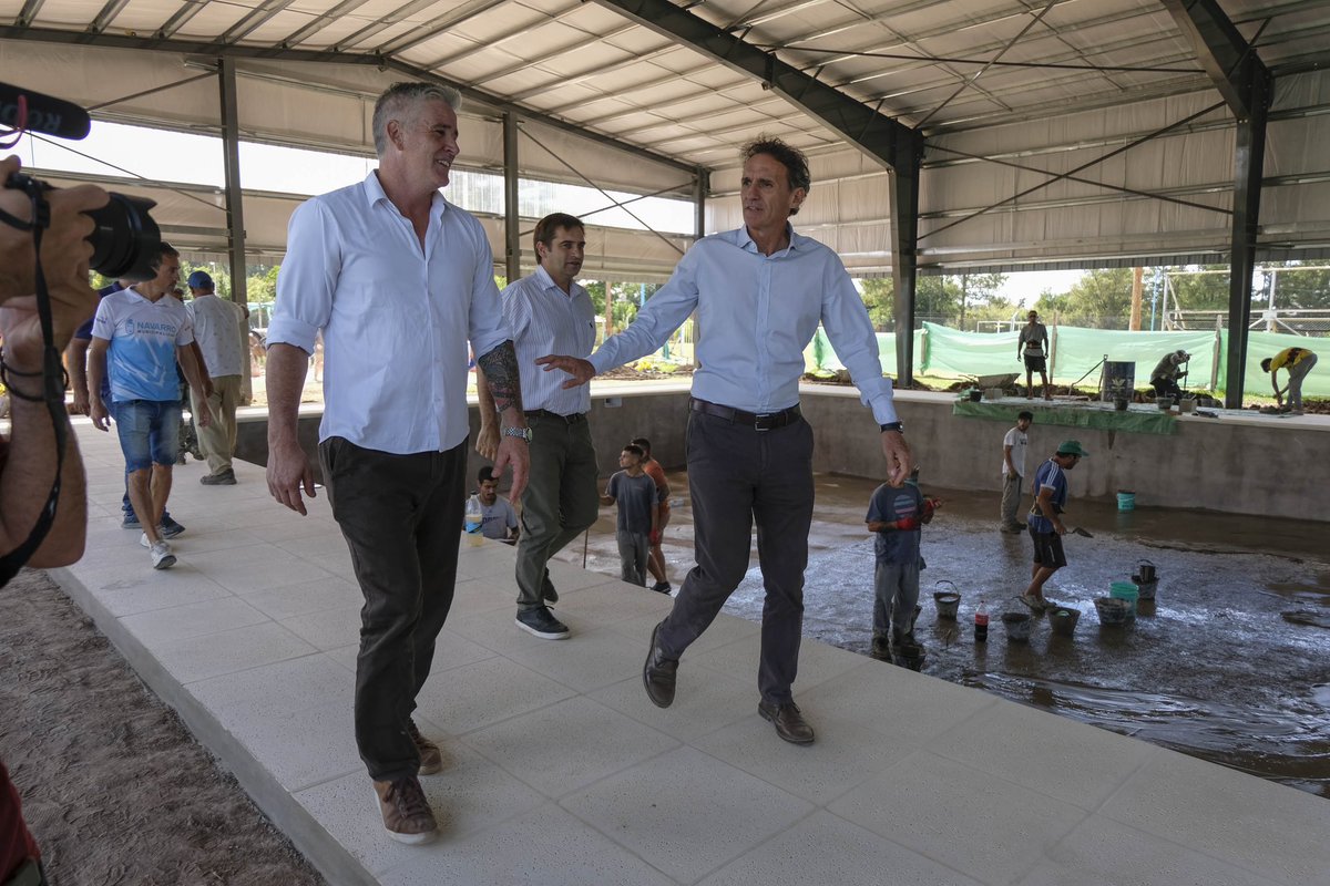 Arrancamos el 2025 de la mejor manera: haciendo Obra Pública.

#Navarro tendrá muy pronto el primer Natatorio Municipal en la historia de esta ciudad para que muchos pibes y pibas puedan acceder de manera gratuita a infraestructura deportiva de calidad. Hoy lo recorrimos con