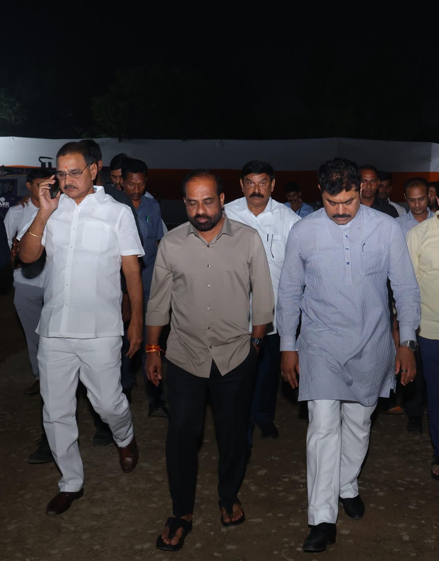 satyakumar_y's tweet photo. గౌరవ ప్రధానమంత్రి శ్రీ @narendramodi గారి విశాఖ సభ, రోడ్​షో ఏర్పాట్లను కేంద్ర మంత్రివర్యులు శ్రీ భూపతిరాజు శ్రీనివాసవర్మ గారు, సహచర మంత్రి కొండపల్లి శ్రీనివాస్ గారు, ఉత్తరాంధ్ర ప్రజాప్రతినిధులతో కలిసి పరిశీలించాను. సభకు హాజరయ్యే వారికి ఇబ్బందులు కలగకుండా చూడాలని, ఎలాంటి లోటుపాట్లు తలెత్తకుండా జాగ్రత్తలు తీసుకోవాలని అధికారులకు సూచించాము.
#AndhraPradesh #NDAGovt #Visakhapatnam @JaiTDP @BJP4India @BJP4Andhra @JanaSenaParty @PMOIndia @ArogyaAndhra @MoHFW_INDIA
