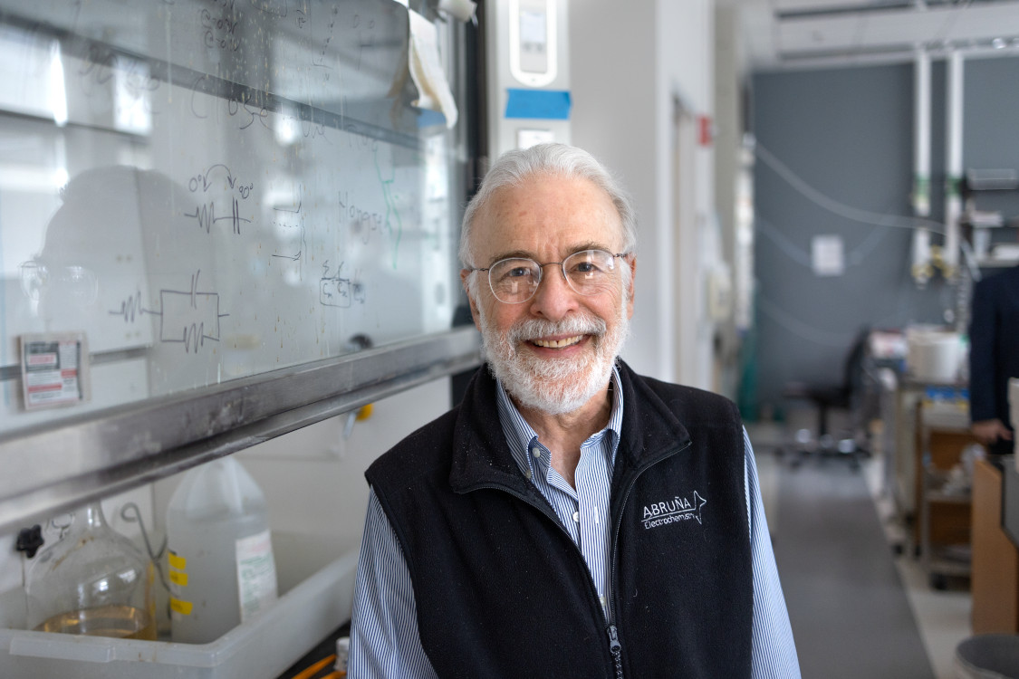 Congratulations to Professor Héctor D. Abruña on winning the Enrico Fermi Presidential Award 👏 Abruña's research has resulted in 39 inventions disclosed to the university, 29 US and international patents, and more patent applications pending. Learn more: bit.ly/3PnCEnd
