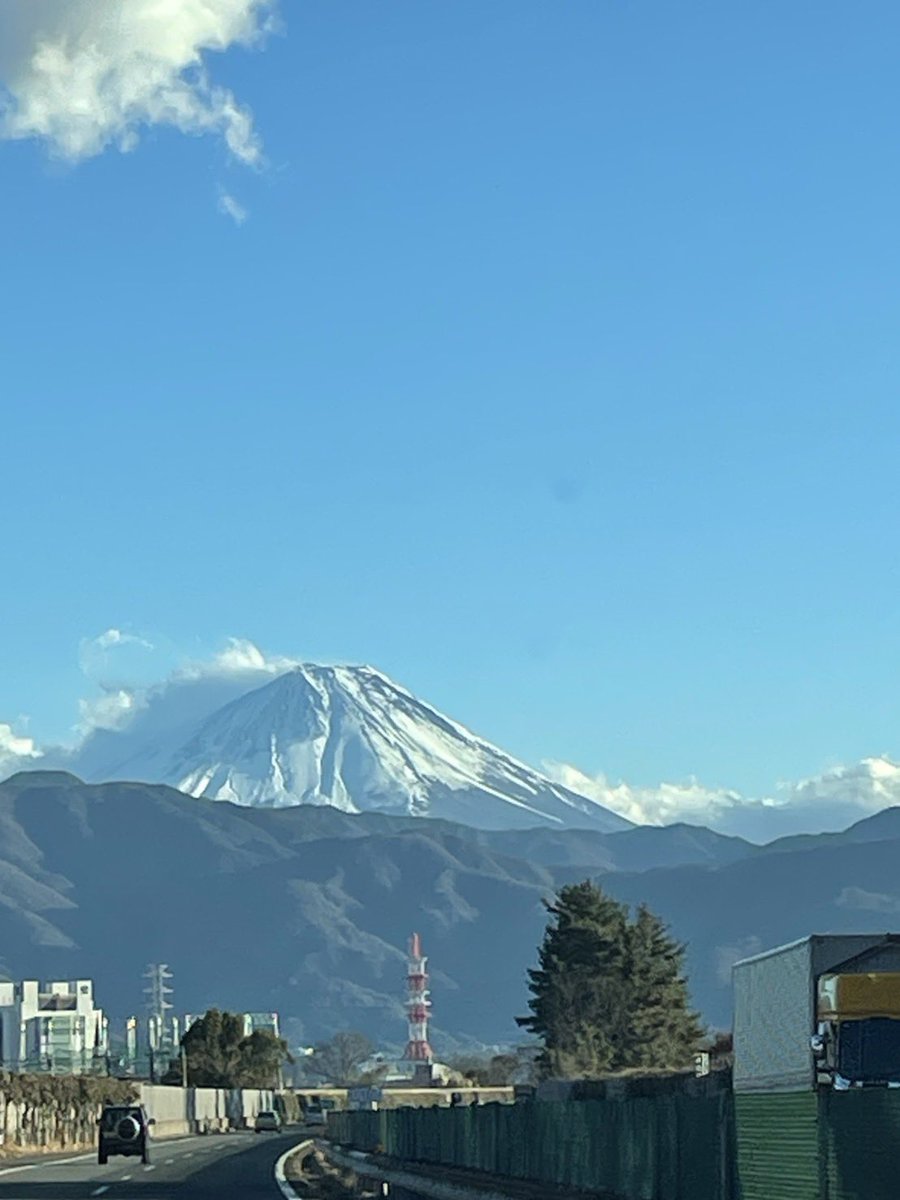 SCL1927's tweet photo. RXと1月の雲
#車のある暮らし #lifewithacar
#レクサス #LEXUS #RX #RX350F #RX350FSPORT #TRD #エアロ #aero #lexuslifestyle #車のある風景 #車好きな人と繋がりたい
#八ヶ岳PA #八ヶ岳 #MtFuji https://t.co/KBPzqRBhfM
