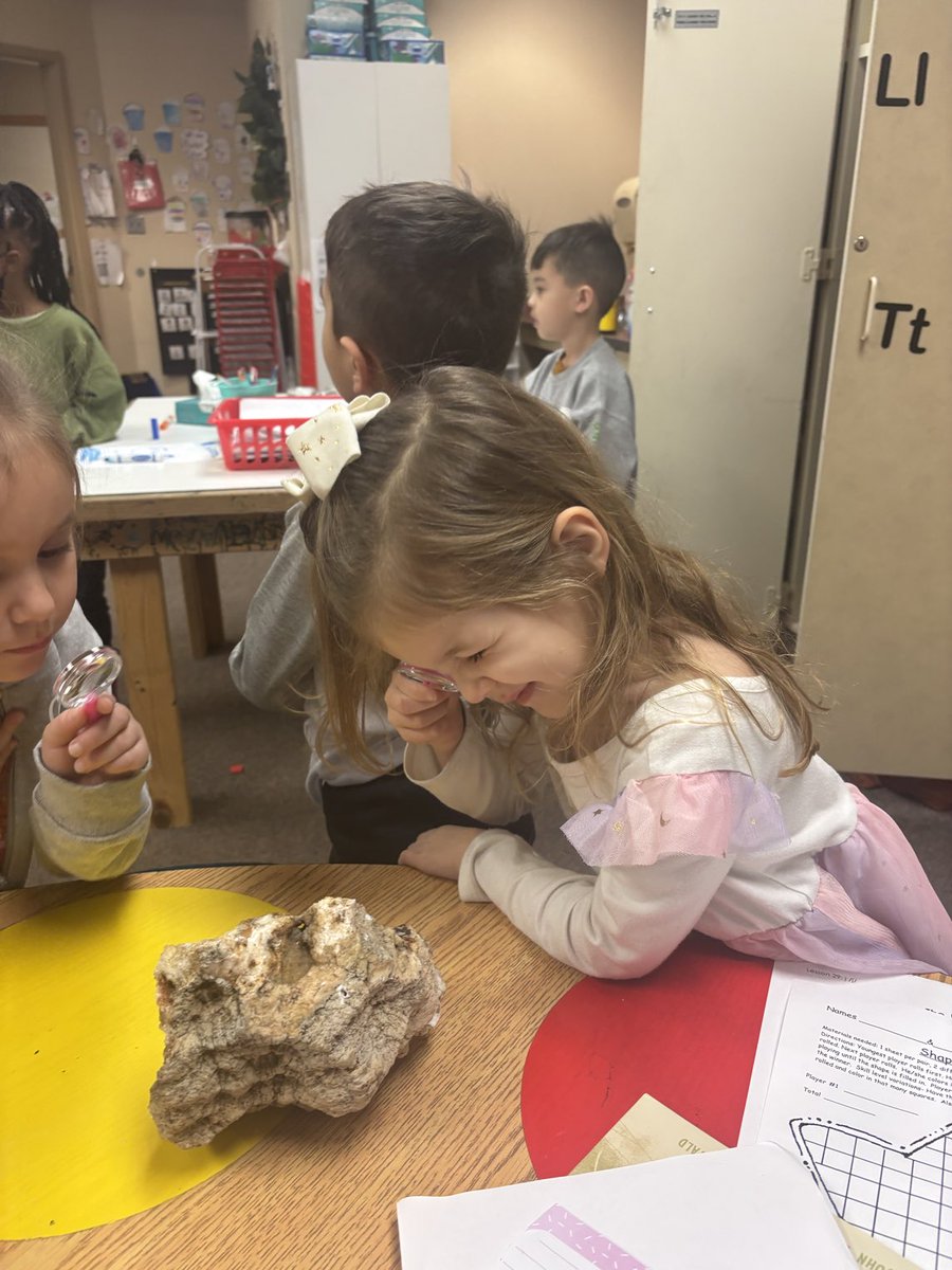 Checking out our class geode😀 ⁦<a href="/BSEhseIN/">BSE-HSE</a>⁩