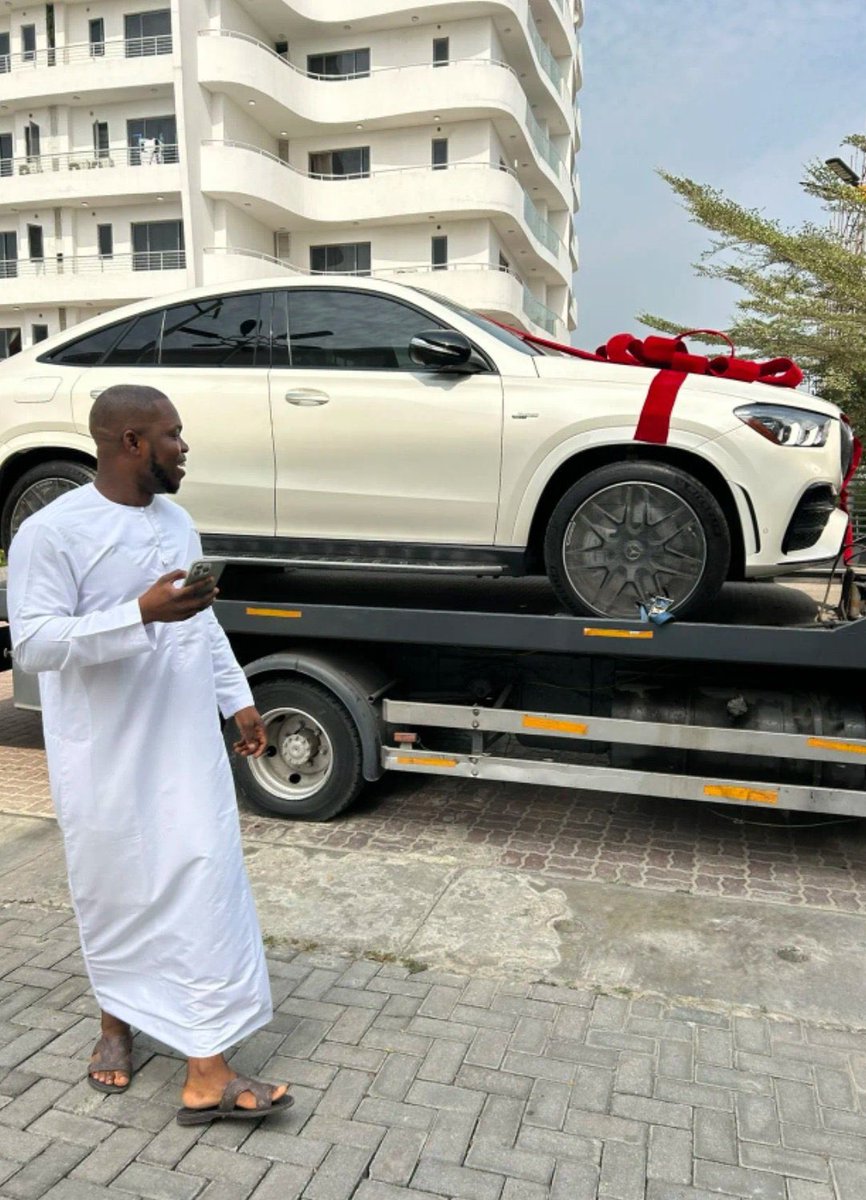This one no be Venza ooo, Na Benz oooo 😂

Davido PA                   Vs            Wizkid PA