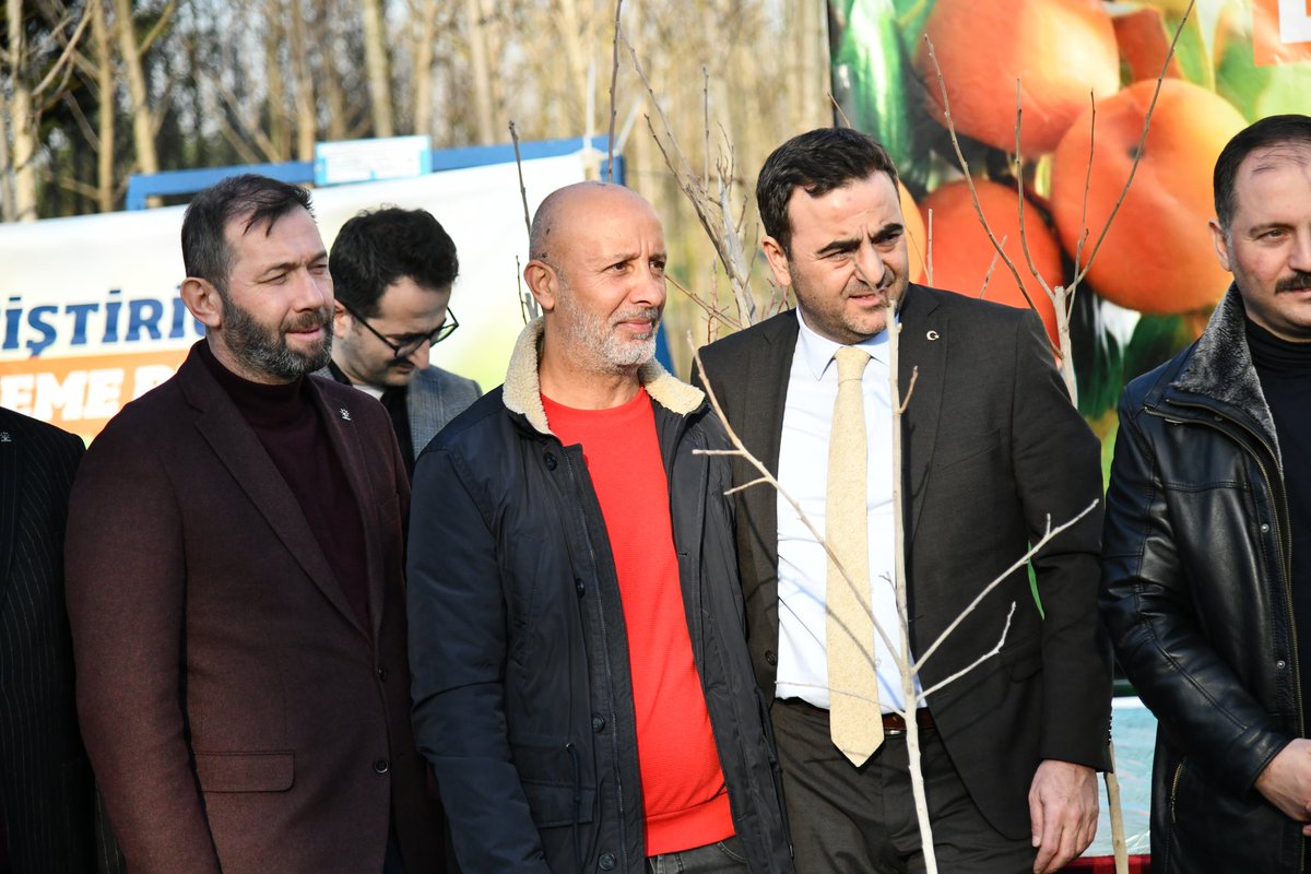ak_basiskele's tweet photo. Kocaeli Büyükşehir Belediyesi tarafından Park Bahçeler Kullar Fidanlığında düzenlenen Meyve Fidesi Dağıtım Törenine katılım sağladı. Büyükşehir Belediye Başkanımız Doç. Dr. Tahir Büyükakın’a çiftçilerimize  ve üretime verdikleri destekleri için teşekkür ediyoruz https://t.co/OAEilcVcdE