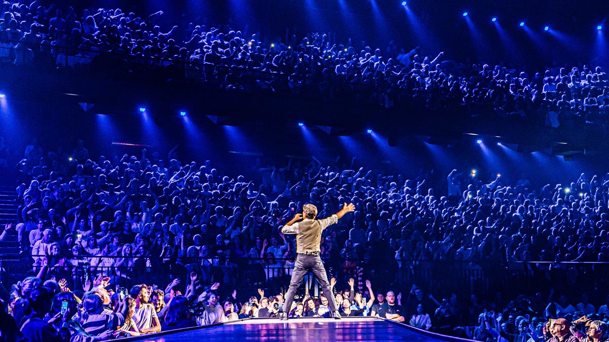 Kijktip! 🎬 'Bart Peeters deluxe - De verjaardagsspecial' op zon 12 januari om 21u op VRT 1. 🎉 Bart viert z'n verjaardag met een uniek concert vol verrassingen en gasten zoals Koen Wauters en Pommelien Thijs! 🎶✨

👉 Lees verder ow.ly/q1Mt50UATiV
