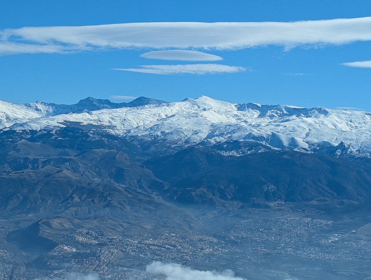 Granada, Sierra Nevada, lenticular. <a href="/AEMET_Esp/">AEMET</a> <a href="/websierranevada/">Sierra Nevada</a>