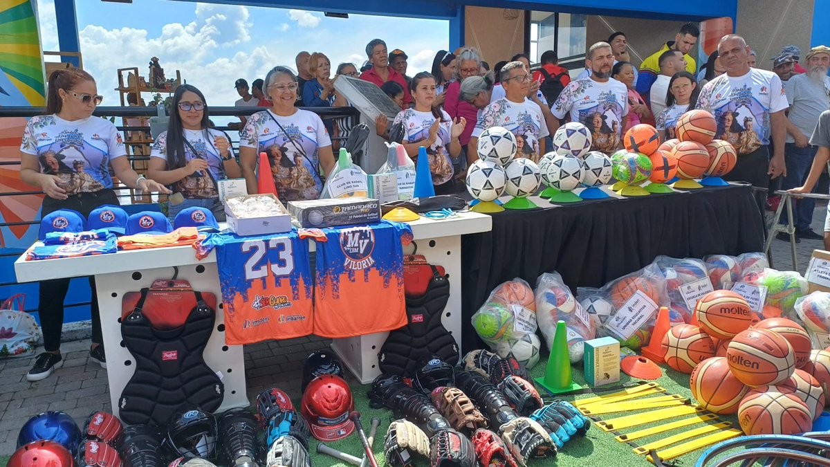 En el marco de la misa del deporte, aprovechamos para realizar la entrega de dotación a varios clubes deportivos registrados recientemente. Estamos haciendo un inmenso esfuerzo para fortalecer el proceso de masificación que permite que cientos de niños, niñas y adolescentes de
