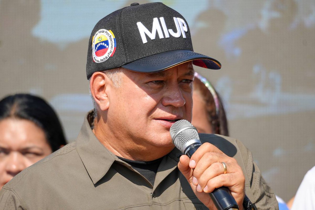 ConElMazoDando's tweet photo. #El10JuroConMaduro | El vicepresidente sectorial de Política, Seguridad Ciudadana y Paz, Diosdado Cabello Rondón (@dcabellor), enfatizó que el próximo 10 de enero el Pueblo de Venezuela, en perfecta fusión popular-militar-policial acompañará la juramentación del Presidente @NicolasMaduro.

“En perfecta unión popular-militar-policial, y pasamos de la unión a la fusión que es mucho más poderosa, porque la unión puede ser que estemos aquí (unos al lado del otro), pero la fusión es que estemos hermanados, agarrados, de aquí no nos separa nadie”, expresó.

Además, hizo un llamado a quienes insistan en agredir a nuestra Patria. “Aquí nos encontrarán juntos, unidos como hermanos, fundidos en un solo corazón en el Pueblo de Venezuela”, enfatizó.

Asimismo, resaltó que a la burguesía nunca le ha gustado el Poder Popular, “porque ellos se hacen llamar ‘gente decente’ y el Pueblo no es decente para ellos, en su odio clasista, su odio que los lleva a creer que son superiores al resto, es el fascismo”.

Recordó que Venezuela no se enfrenta al sector opositor que va a elecciones, sino a “enemigos de la Patria, a fascistas que consecutivamente no solo han hecho llamado a la violencia, sino que han ejecutado actos terroristas, han perseguido al Pueblo y han creído que por la vía de la fuerza pueden hacer lo que no han podido por la vía de los votos”.