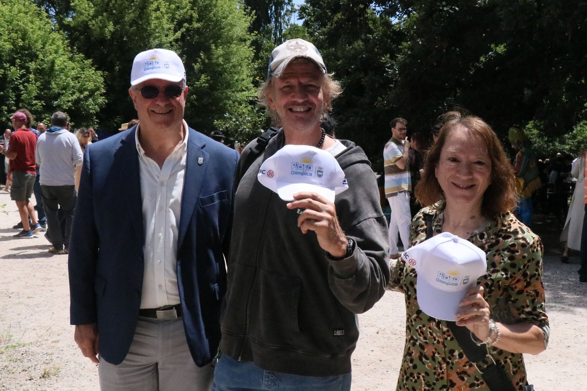 PrensaCOA's tweet photo. Mario Moccia, el presidente del Comité Olímpico Argentino, estuvo presente en una nueva edición de “Mar del Plata Levanta el Telón” y presentó la Playa Olímpica, que fue recibida con entusiasmo por la ciudad: https://t.co/XF5tpKRzCW https://t.co/L15xUjgf3Q