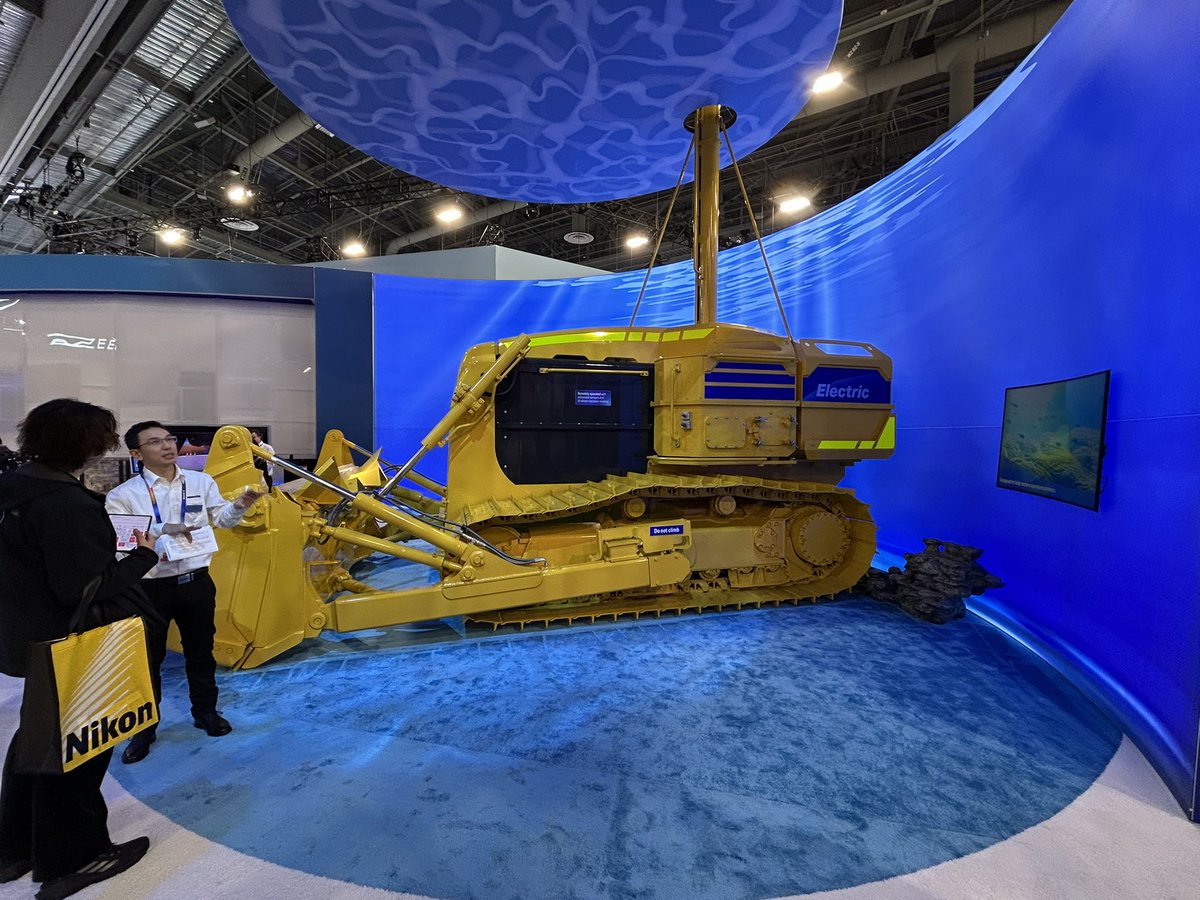 Mic_VegasSphere's tweet image. Crazy!   Komatzu has developed a digger for space using a fuel cell and an underwater electric AI powered mining shovel. They tell me the tube in the underwater shovel is for GPS but they are working on removing it. Then it can operate up to 50 meters depth. CES 2025.