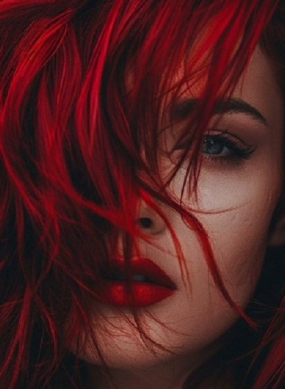 لم أعد أحبك لم أعد أشتاق اليك
 لا أريدك لا أحن إليك لا أفكر فيك 
وغدا أتذكرك عن طريق الخطأ
 فأضحك بدل البكاء عليك 
أتعلم أنا أكرهك بشدة لأنك الوحيد الذي يعلم بأني أكذب في كل ماكتبته إليك 💔