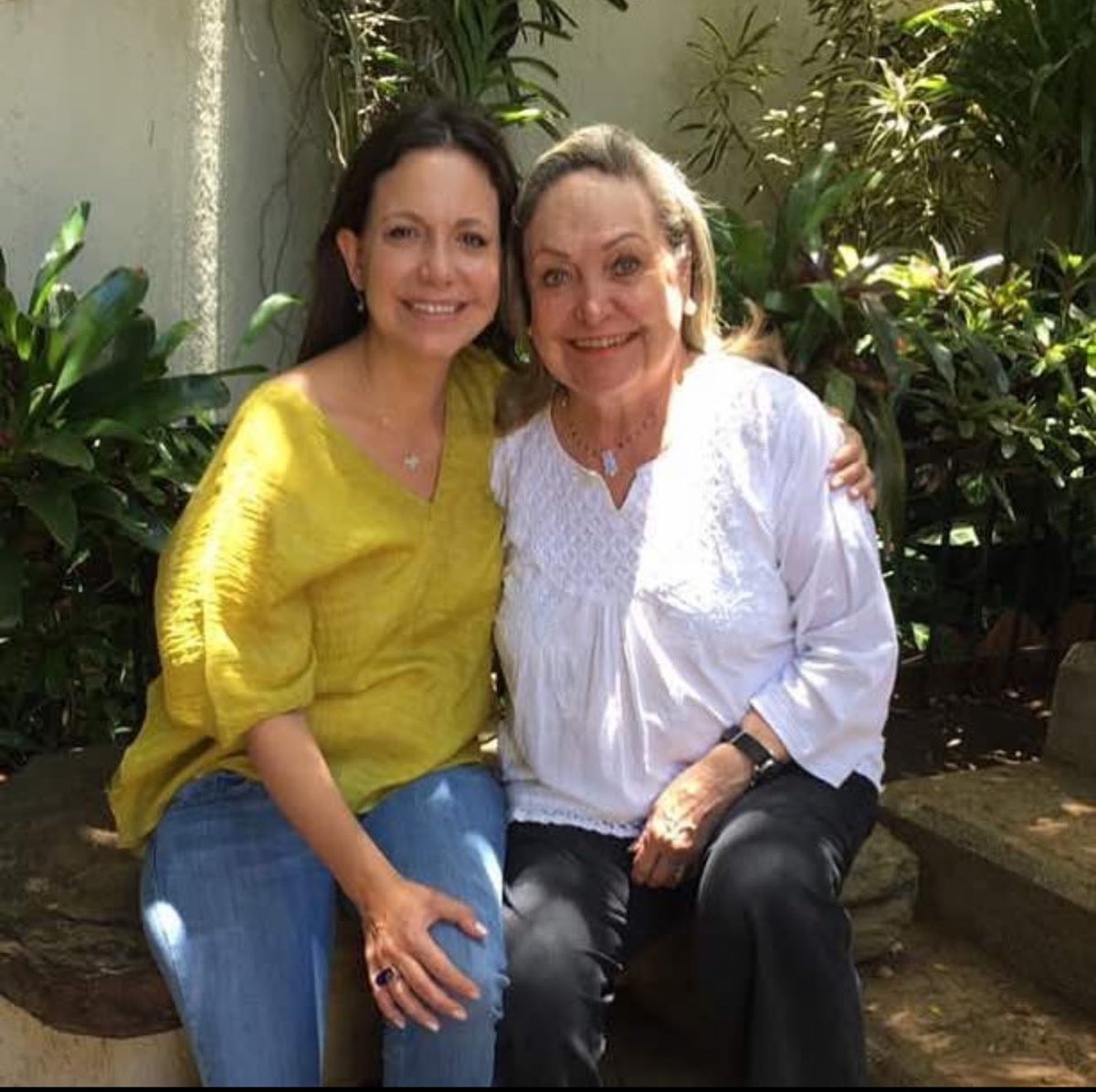 Jhonf Fonseca (@jhonffonseca) on Twitter photo 🚨ÚLTIMA HORA
URGENTE: Háganlo viral por favor
<a href="/MariaCorinaYA/">María Corina Machado</a>:
"Deste hace unas horas, agentes del régimen han rodeado la casa de mi mamá, han puesto alcabalas en toda la urbanización y sobrevolado con drones. También “se fue” la luz en la zona.
Mi mamá tiene 84 años, está 🚨ÚLTIMA HORA
URGENTE: Háganlo viral por favor
<a href="/MariaCorinaYA/">María Corina Machado</a>:
"Deste hace unas horas, agentes del régimen han rodeado la casa de mi mamá, han puesto alcabalas en toda la urbanización y sobrevolado con drones. También “se fue” la luz en la zona.
Mi mamá tiene 84 años, está