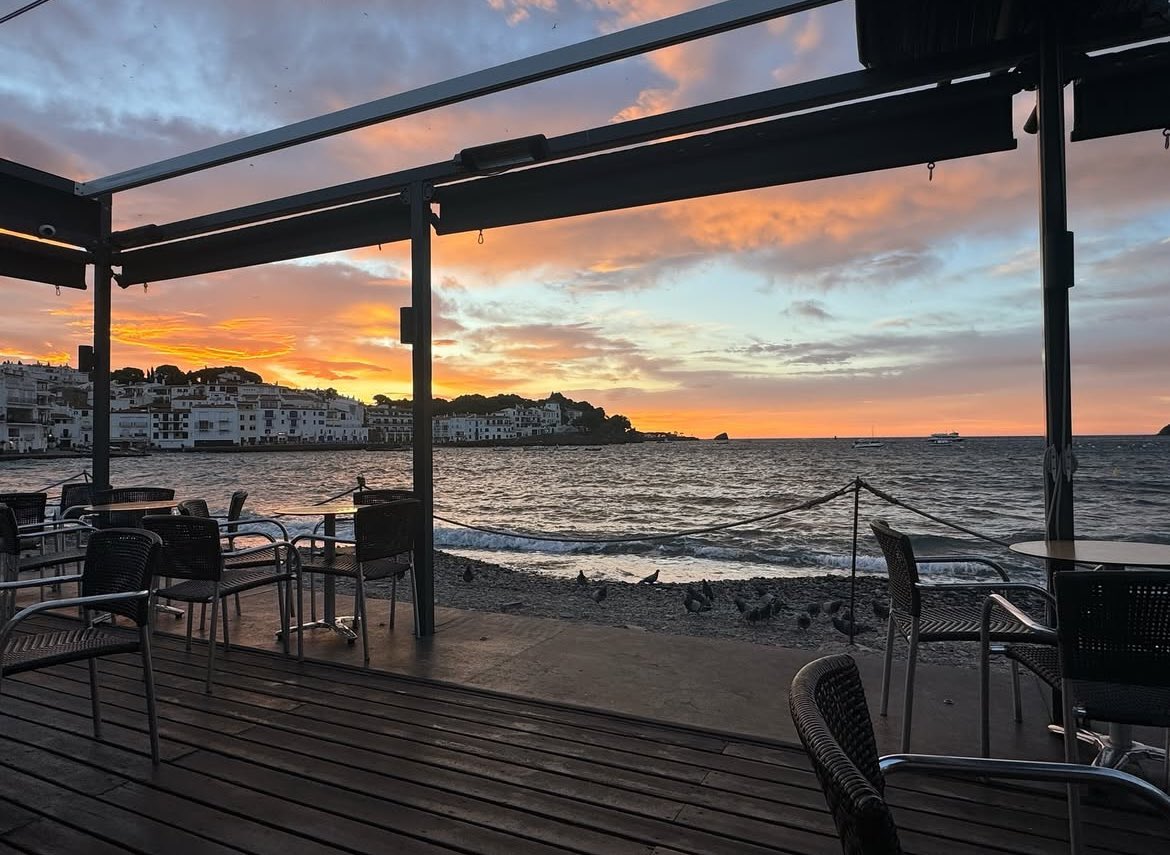 roiglaura_'s tweet image. El Bar Boia de Cadaqués, el més emblemàtic del poble, baixa la persiana després de 80 anys perquè no li han renovat la llicència. On amb el papa fèiem el cafè cada matí. On Salvador Dalí firmava autògrafs. On ha crescut part de la societat cadaquesenca.