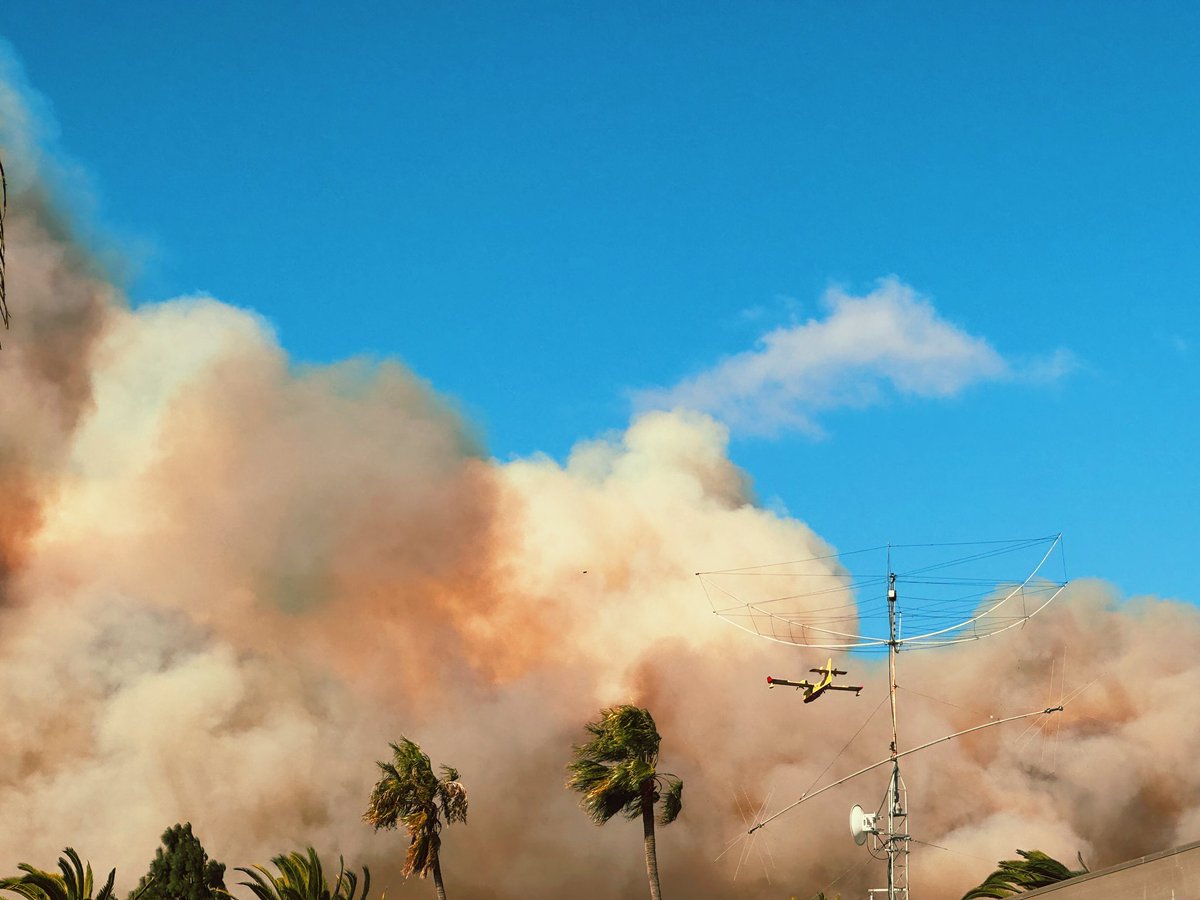alidecastro's tweet image. Very scary fire happening stay safe palisades Dr. views from palisades village. #palisadesfire #PacificPallisades