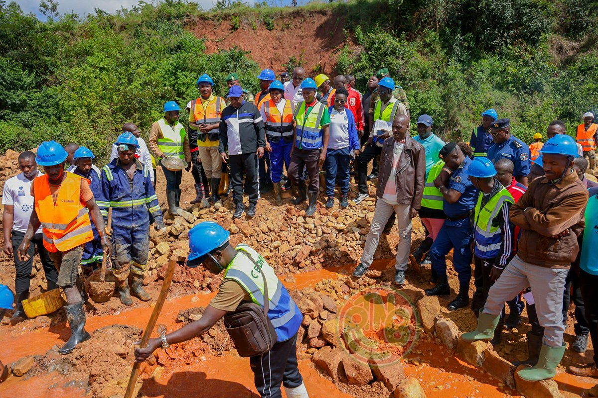 RTNBurundi's tweet photo. @GeneralNeva Le Chef de l'État a encouragé les coopératives des orpailleurs ainsi que la société mécanisée #SOTEB pour leur travail, précisant que le pays attend leur contribution en vue de son développement. https://t.co/TNz6YuYj0V