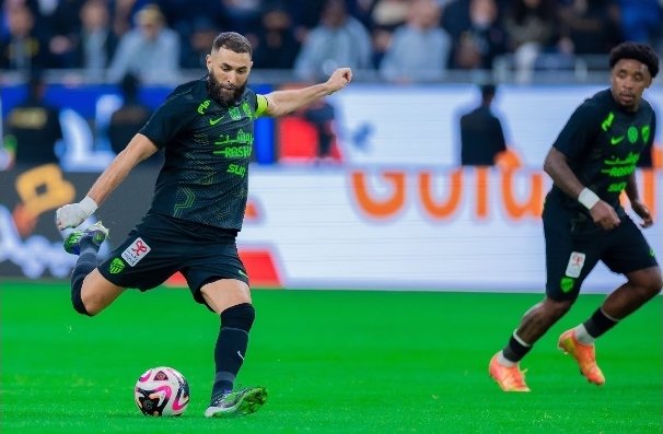 أتظن أنك عندمـــا أحـــرقتنــي
ورقصت كالشيطان فوق رفاتي
وتركتنـــي للذاريــات تـذرنــي
كحلاً لعين الشمس في الفلـوات
أتظـن أنك قـد طــمست هويتي
ومحــــوت تاريخي ومعتقـــداتي
عبثا تحاول …. لا فنـــاء لثائر
أنــــا كالقيامـــه ذات يـــــوم آت
#الاتحاد_الهلال #الهلال_الاتحاد