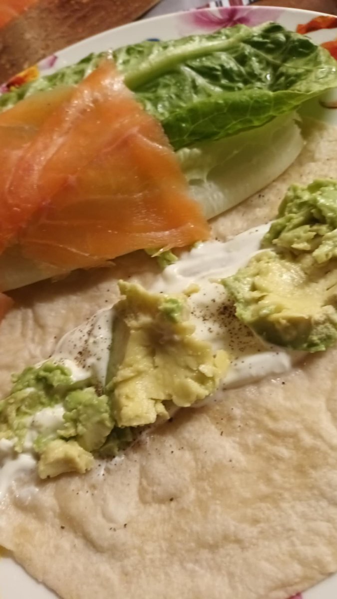 Vanavond een biologische wrap met gerookte zalm van de jongens van Fant uit Urk met sla romaine, avocado en zure room, beetje zout en versgemalen peper. Engeltje op de tong! Zalm komt uit de Faroereilanden en is duurzaam gekweekt. Niet geinjecteerd met chemische rook.