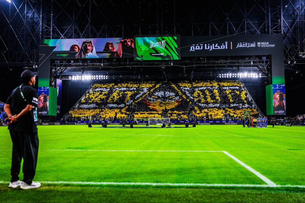 بكل دعمك وملياراتك 
وفي نص مدينتك 
وفي ارضك وبين جماهيرك 
انا الملك 💛..