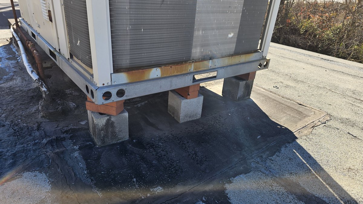 tseroofing's tweet image. "Let's save some money" = The next person will have to spend more money to fix the problem.

#roofinspection #modbit #hvac #tseroofing #tsecommercialroofing #TSE #roofleak #flatroof #estimate #roofers