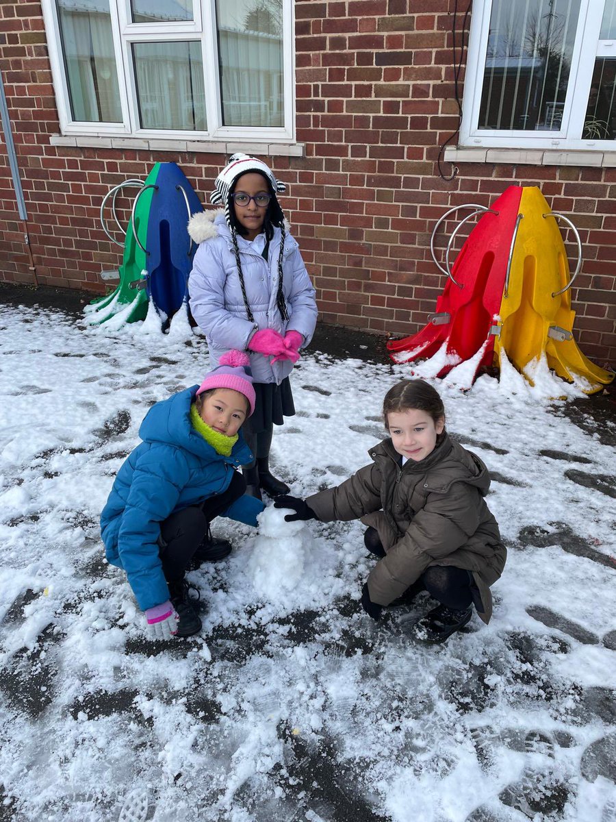 firsprimarysale's tweet image. #Year2Chestnut enjoying the snow ❄️😊